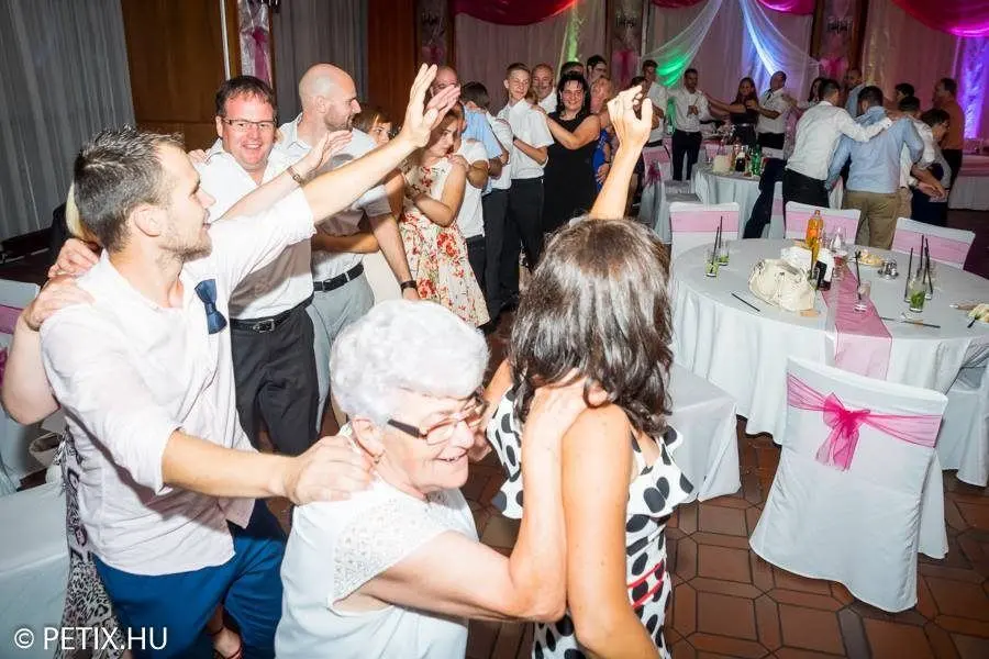 Esküvői DJ fotó – Fenyvesi Zsolt, buli és fénytechnika