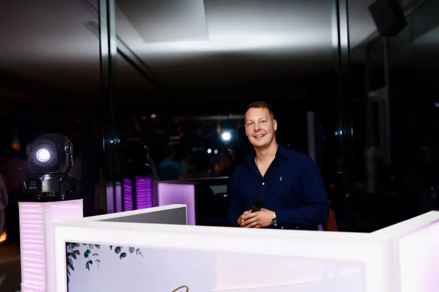 Esküvői DJ fotó – Fenyvesi Zsolt, buli és fénytechnika