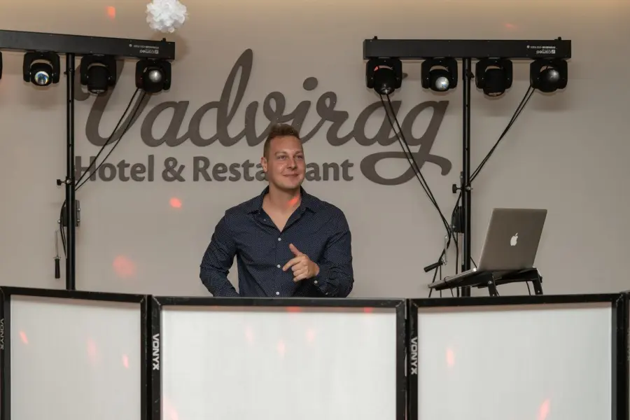 Esküvői DJ fotó – Fenyvesi Zsolt, buli és fénytechnika