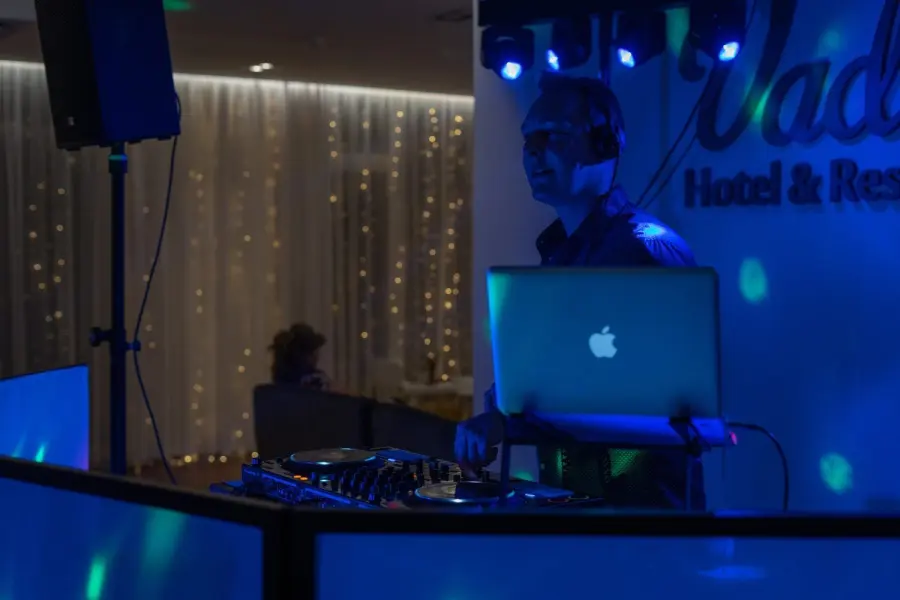 Esküvői DJ fotó – Fenyvesi Zsolt, buli és fénytechnika